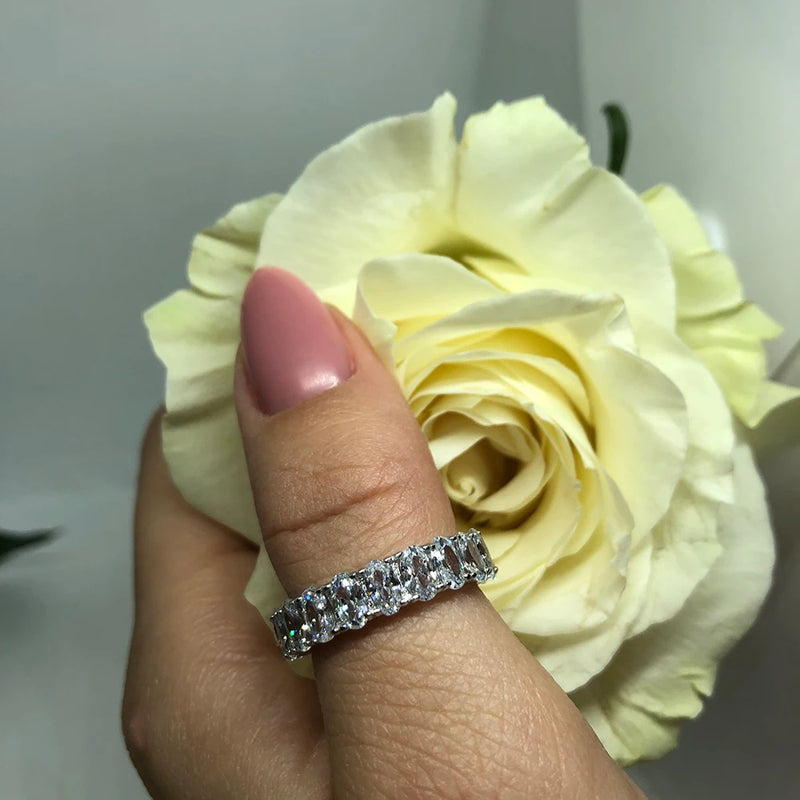 Anel Oval com Zircônias em Prata 925