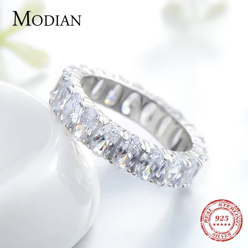 Anel Oval com Zircônias em Prata 925