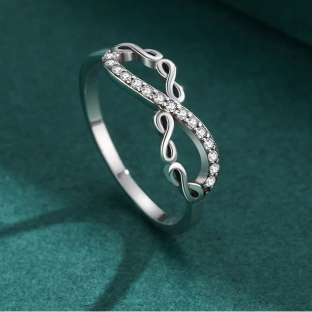 Anel Infinite Love em Prata 925 com Zircônias
